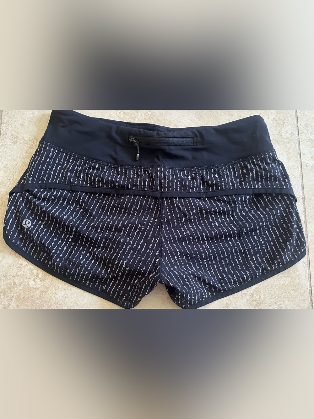 lululemon athletica Black white  speed Shorts size 4 - Picture 2 of 4